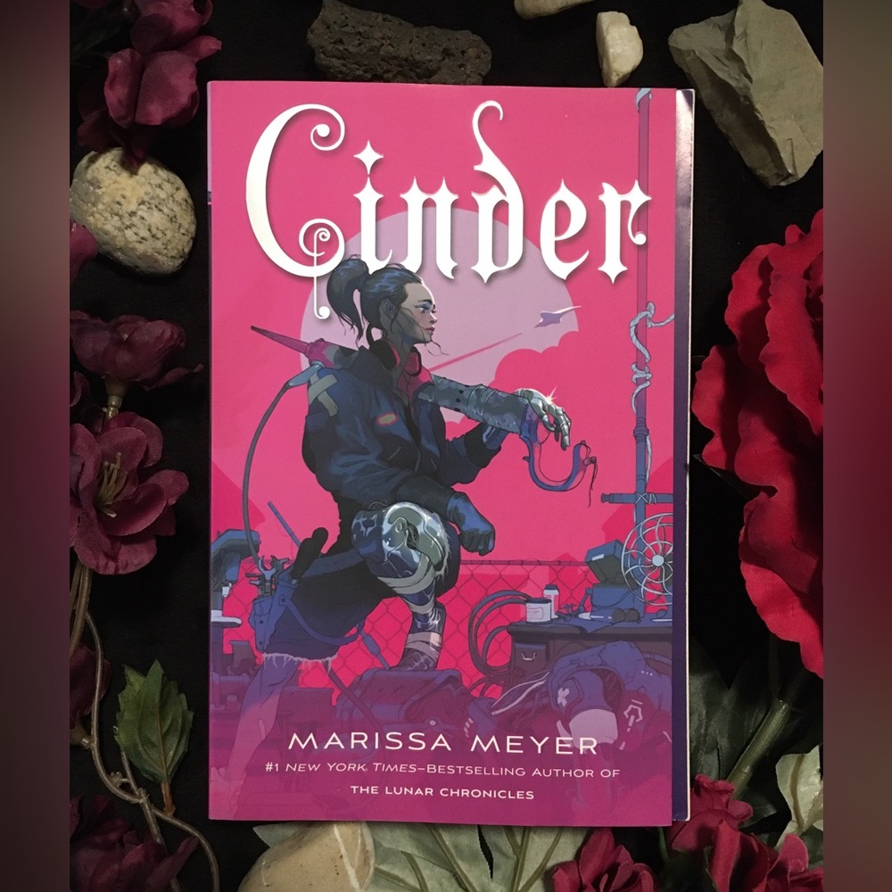 Cinder - The Lunar Chronicles - Book 1 - By Marissa Meyer - Paperback